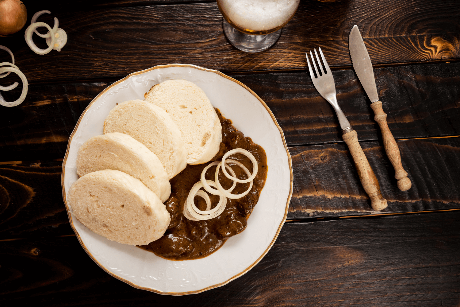 Hovězí guláš s kořenovou zeleninou a černým pivem